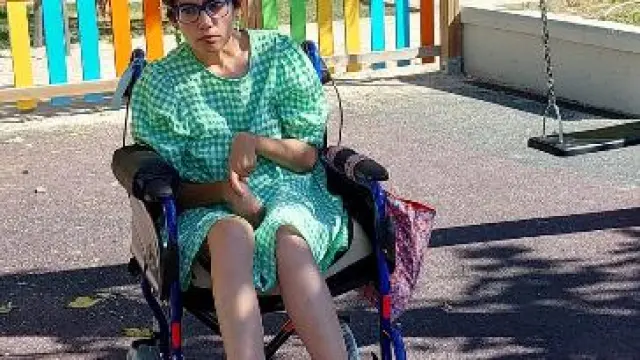 Judit Franco, que tiene una discapacidad intelectual y física severa, junto al espacio que ha dejado el columpio adaptado del parque Miraflores.