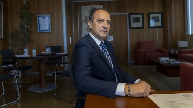 El consejero de Sanidad, José Luis Bancalero, en su despacho.