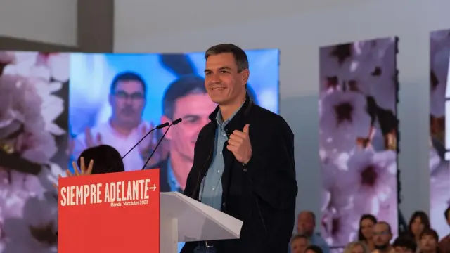 El secretario general del PSOE y presidente del Gobierno en funciones, Pedro Sánchez, interviene durante un acto público del partido, en la Institución Ferial de Mérida