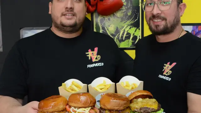 Los hermanos Rubertone, con las hamburguesas que tienen en promoción.