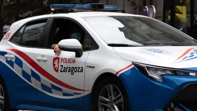 Imagen de un coche de la Policía Local en Zaragoza.