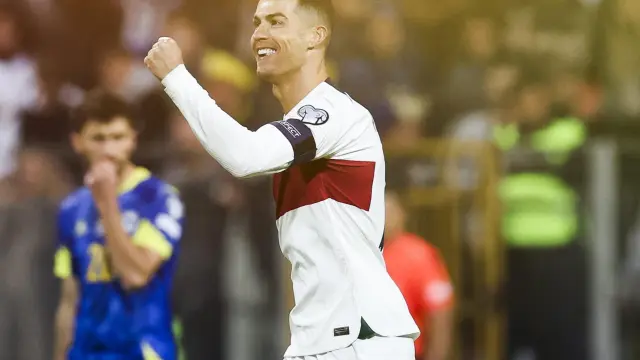 Cristiano Ronaldo anotó un doblete ante Bosnia logrando la clasificación para la Eurocopa