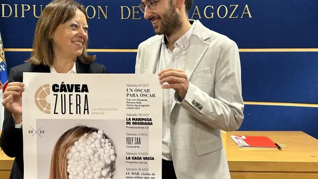 La diputada delegada de Cultura, Charo Lázaro, y el concejal de Cultura de Zuera, Miguel Lozano, con el cartel de Cávea Zuera