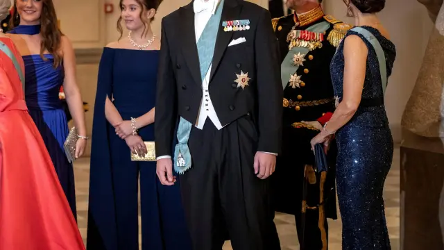 El príncipe Christian de Dinamarca, en el centro, junto a sus padres, hermanos y abuela, la reina Margarita, en la cena de gala por su 18 cumpleaños.