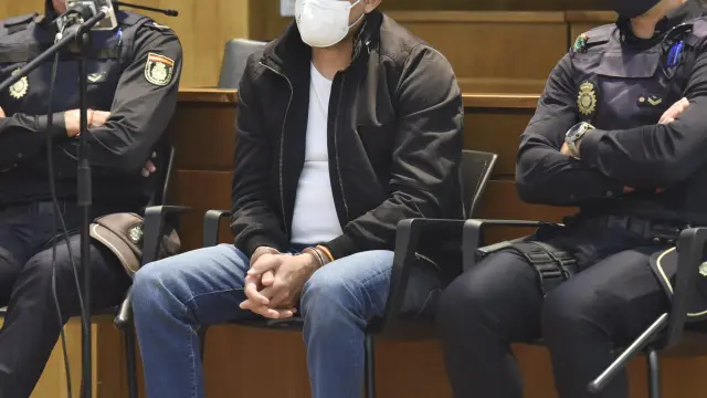 Imagen del juicio en la Audiencia de Huesca contra Abdelkader Abid Allah Ben Moussa por asesinar a su esposa, Hassna, delante de sus tres hijos pequeños en Barbastro.