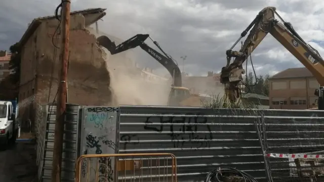 Obras de demolición este miércoles en el edificio de la plaza de San Voto.