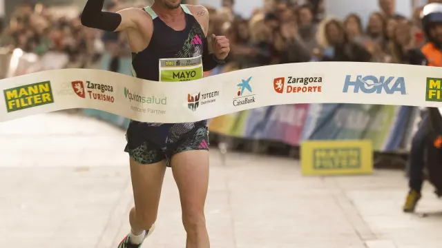 Carlos Mayo entra victorioso en la 10k vinculada a la Maratón de Zaragoza.