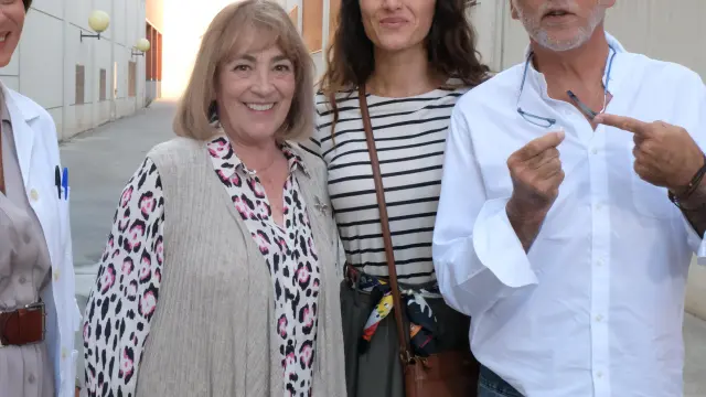 Las actrices Aitana Sánchez-Gijón, Carmen Maura y Olivia Molina junto al director Paco Arango.
