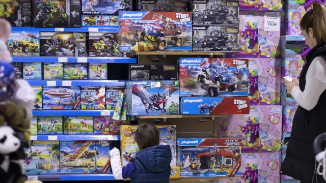 Un niño mira juguetes en una juguetería española, en una imagen de archivo.