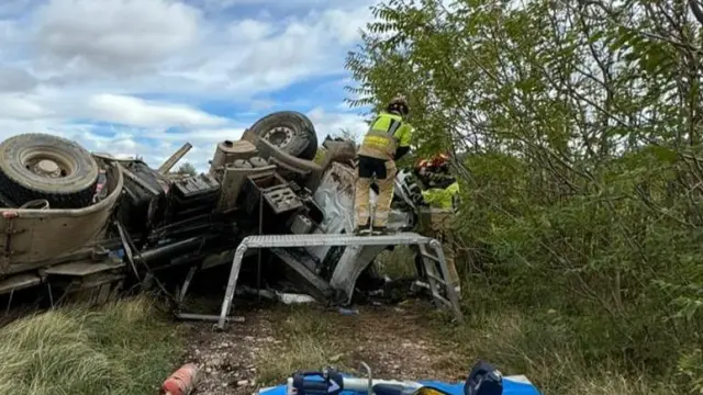 En el accidente, que se ha producido en la N-211 en el término de Martín del Río, solo se ha visto implicado un camión
