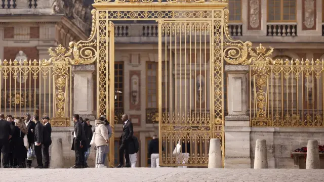 Varias personas hacen cola para entrar al Palacio de Versalles después de que fuera evacuado por un aviso de bomba, este martes.