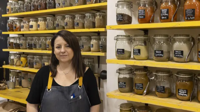 Lidia Vicente, en DeTarros, tienda a granel en Zaragoza.