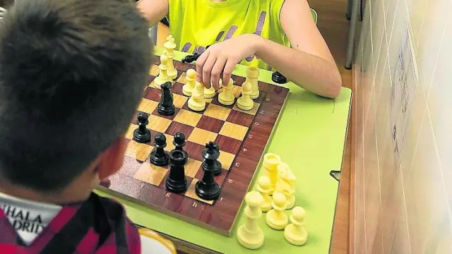 Alumnos del colegio Río Sena, esta semana, durante la actividad extraescolar de ajedrez.