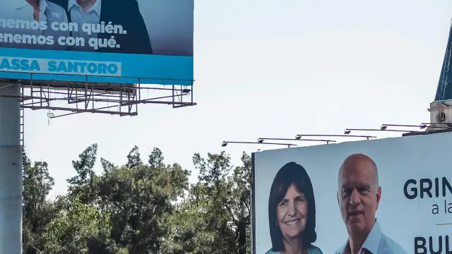 Fotografía de unos carteles de campaña electoral de los candidatos presidenciales Sergio Massa (i) y Patricia Bullrich, este sabado en una calle de Buenos Aires (Argentina).
