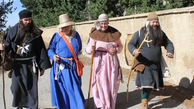 Miembros del grupo de recreación histórica ‘Héroes Legendarios’ han participado en la romería ataviados y calzados como peregrinos del siglo XIII.