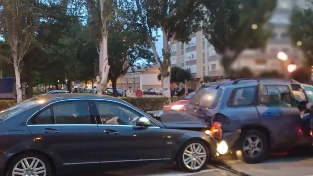 Dos de los coches implicados en el accidente ocurrido en la avenida Martínez de Velasco de Huesca.