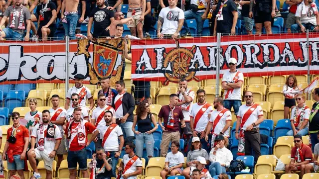 Seguidores del Rayo Vallecano, este domingo durante el partido en Las Palmas.