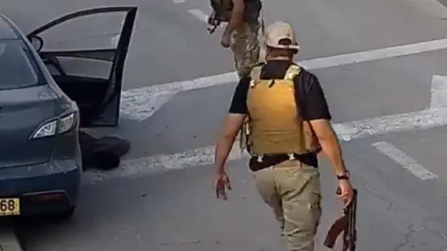 Captura de vídeo de las imágenes tomadas por las cámaras corporales de los milicianos de Hamás.
