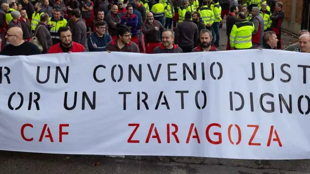 Trabajadores de CAF Zaragoza, durante la protesta de ayer.