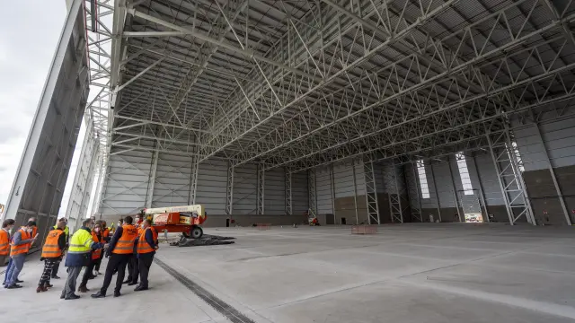 El hangar de pintura del aeropuerto de Teruel, durante una visita institucional.