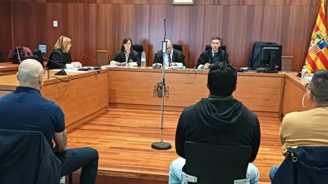 Los cuatro acusados, durante el juicio celebrado este martes en la Audiencia Provincial de Zaragoza.