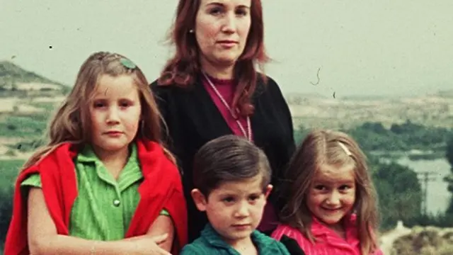 Cristina Grande, de rosa, a los 5 años, con su madre y hermanos.