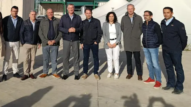 Blasco y y Estaún, en la planta de depuración de purines de Valderrobres junto a representantes comarcales y directivos del grupo Arcoiris
