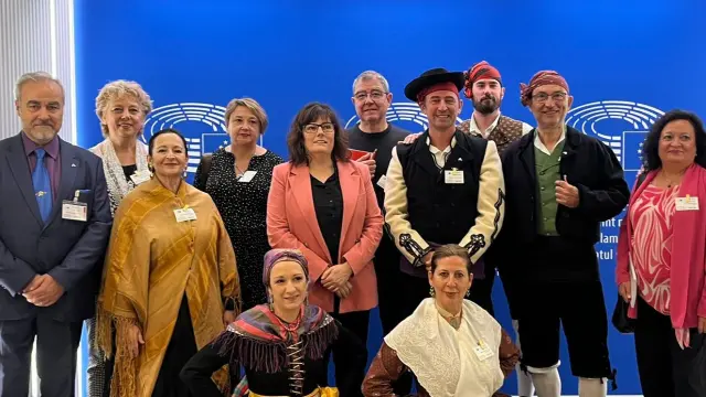 La delegación de la Academia de las Artes del Folklore y la Jota, junto a la eurodiputada española Isabel García Muñoz.