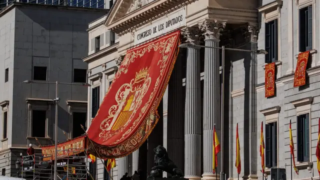 Colocación del baldaquino un día antes de la celebración del acto de la jura de la Constitución de la Princesa de Asturias