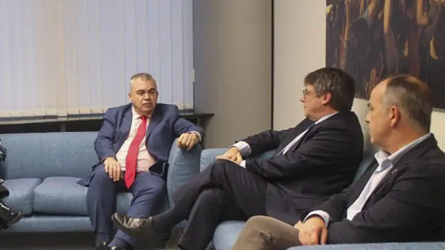 El expresidente de la Generalitat y eurodiputado de JxCat, Carles Puigdemont (2d), y el secretario de organización del PSOE, Santos Cerdán (c) se reúnen en Bruselas.
