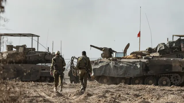Numerosos vehículos blindados y soldados del ejercito israelí