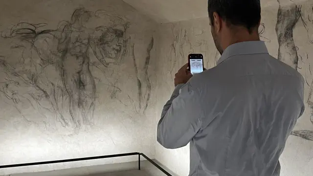 Dibujos al carboncillo atribuidos al genio renacentista Miguel Ángel encontrados en las paredes de un pasillo secreto bajo la sacristía que él mismo creó para la basílica de San Lorenzo.