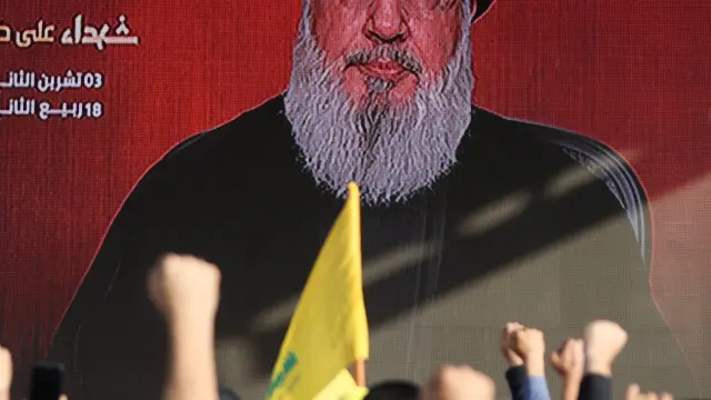 Una multitud jalea al líder de Hizbulá, Hasán Nasralá, que aparece en una pantalla gigante durante su comparecencia para valorar la guerra entre Israel y Hamás.
