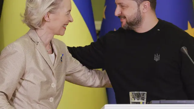 Ursula von der Leyen y Volodímir Zelenski, este sábado en Kiev.