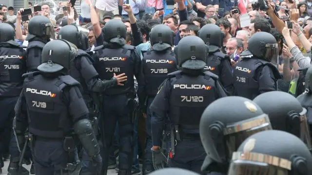 Agentes de la Policía Nacional forman, el 1 de octubre de 2017, un cordón policial en el IES Tarragona.