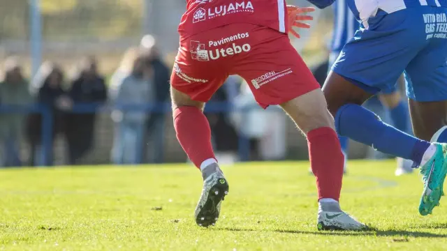 Álvaro Meseguer pugna con un rival