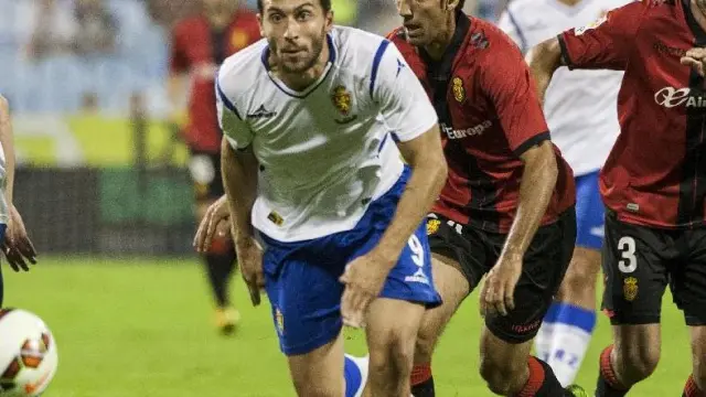 Borja Bastón, en el partido Real Zaragoza-Real Mallorca de la liga 14-15. Con él, se ve a Jaime (izda.) y a Lolo (detrás).