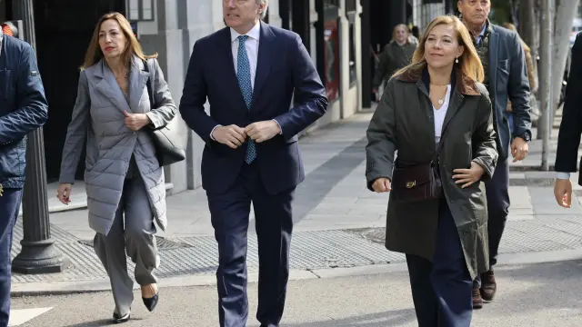 El presidente de la DGA, Jorge Azcón, y el resto de los representantes aragoneses a su llegada a la sede nacional del PP en Madrid