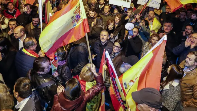 Protesta contra la amnistía celebrada este lunes por la tarde ante la sede del PSOE en Zaragoza