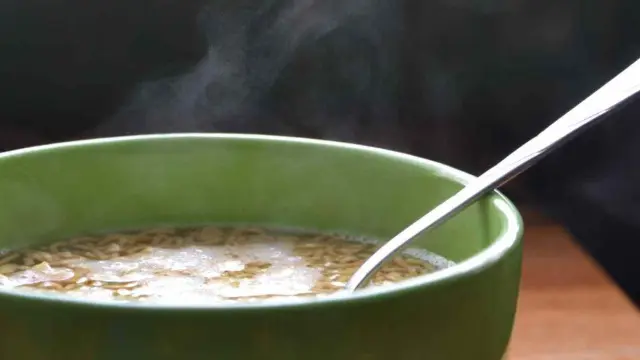 Sopa casera en invierno, uno de los placeres culinarios.
