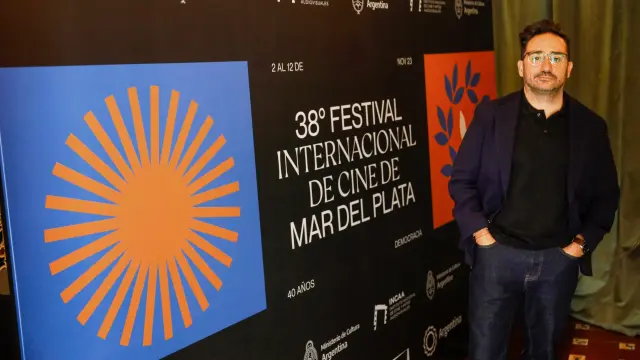 El director español Juan Antonio Bayona en el Teatro Colon de Mar del Plata (Argentina)