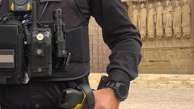 La Policía Nacional de Huesca ya patrulla con pistolas eléctricas.