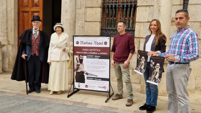 Presentación de la Semana Modernista a las puertas del Ayuntamiento.