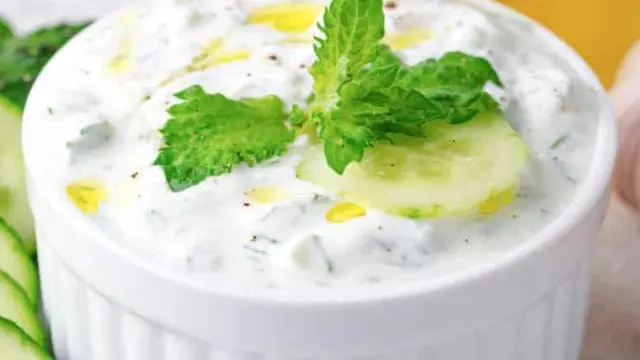 La salsa tzatziki se elabora a base de yogur (griego), ajo, aceite y pepino.