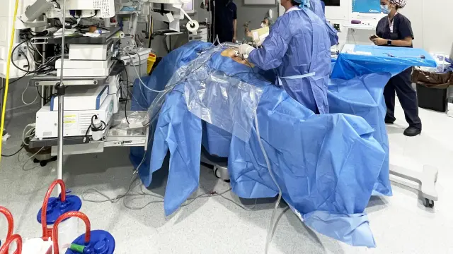 El doctor Resa y su equipo durante una cirugía metabólica.