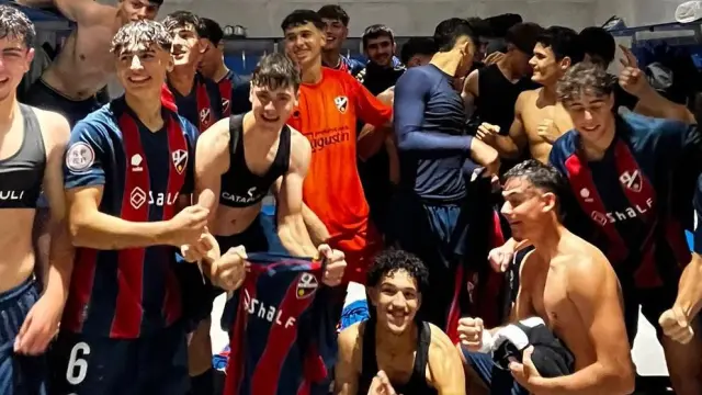 Los jugadores del Huesca celebran la victoria en el derbi.