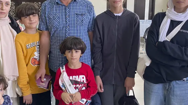Una familia con pasaporte español, mientras espera a poder salir de Gaza.