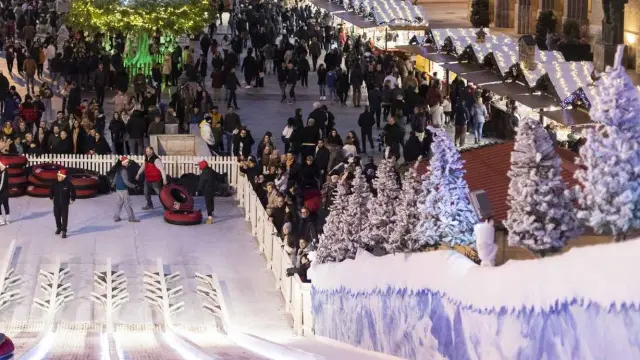 Ambiente navideño en la plaza del Pilar de Zaragoza en Navidad 2022