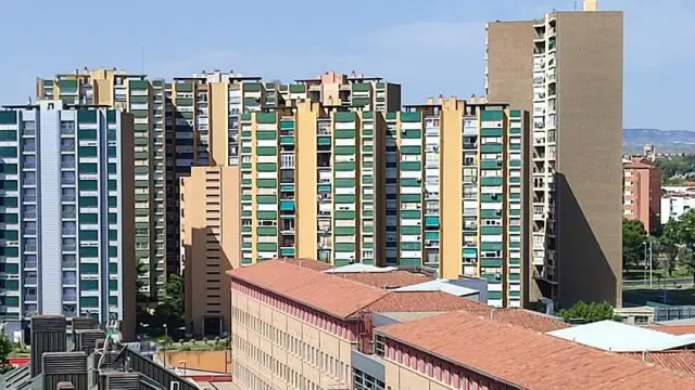 Vista de unos edificios con los toldos verdes bajados en Zaragoza.
