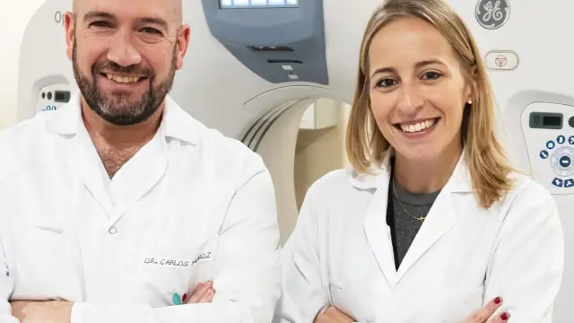 El doctor Carlos Muñoz Montano y la doctora Pilar Rivero Sobreviela, del Instituto Oncológico de Quironsalud.
